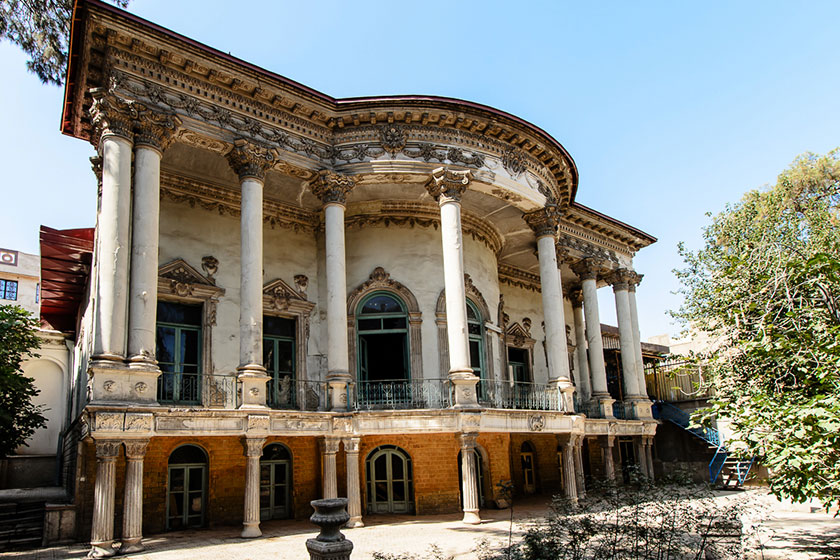 خانه مستوفی الممالک تبدیل به انبار پست شده است | ضرغامی حواسش به گردشگران خارجی است