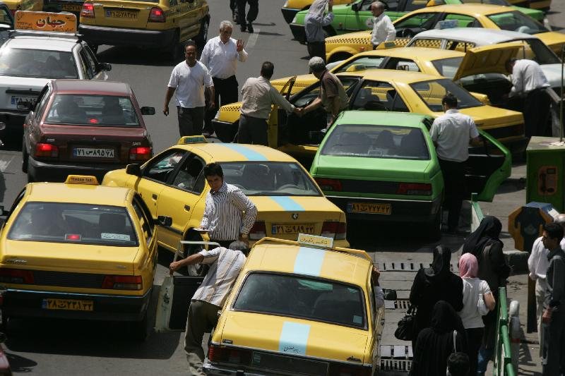 پدیده تاکسی هایی که در تهران به جای مسافر بار می زنند! | آغاز طرح برخورد با رانندگان متخلف