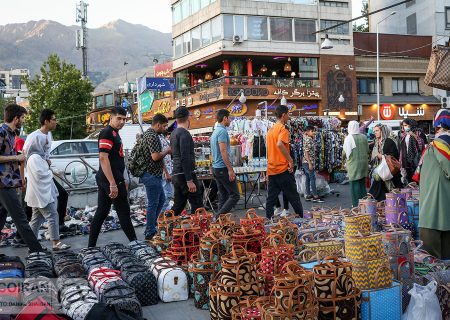 آمارهای خیلی عجیب از دستفروش های تهران | اهالی این شهر پیاده رو ولیعصر را برای دستفروشی قرق کرده‌ اند